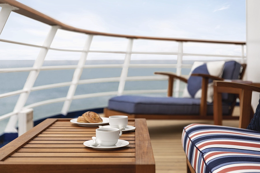 Desire-Cruises-DHSC28-cabins-Owners-Suite-02-900x600px