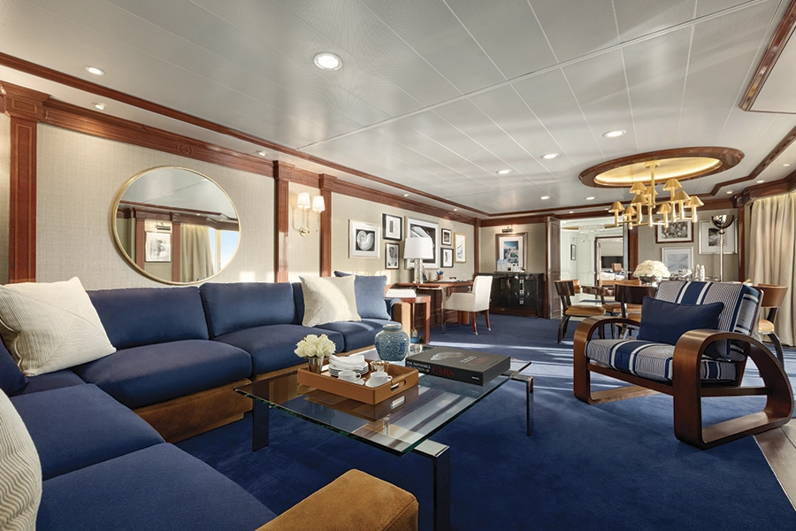 Desire-Cruises-DHSC28-cabins-Owners-Suite-03-900x600px
