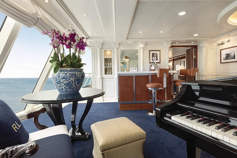 Desire-Cruises-DHSC28-cabins-Owners-Suite-05-900x600px