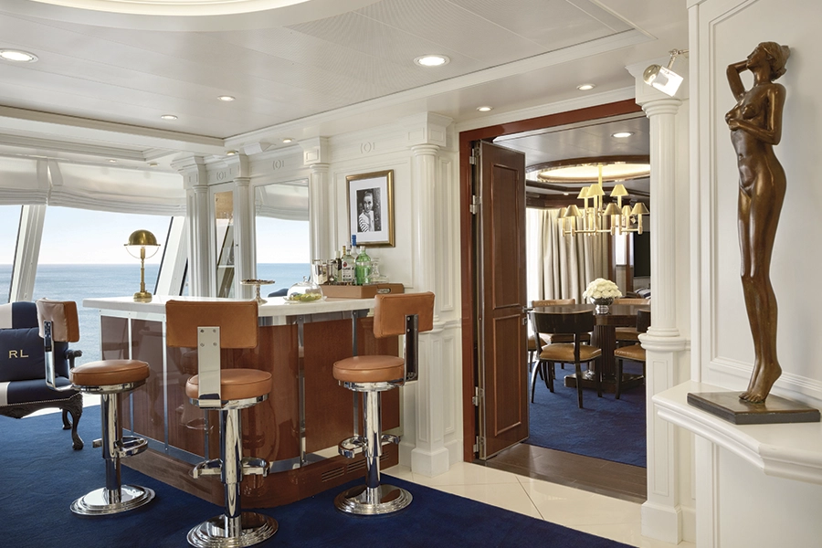 Desire-Cruises-DHSC28-cabins-Owners-Suite-06-900x600px