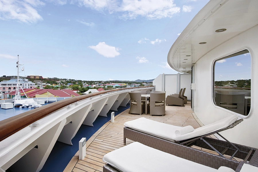 Desire-Cruises-DHSC28-cabins-Vista-Suite-01-900x600px