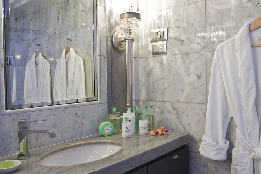 Desire-Cruises-DHSC28-cabins-Vista-Suite-11-900x600px